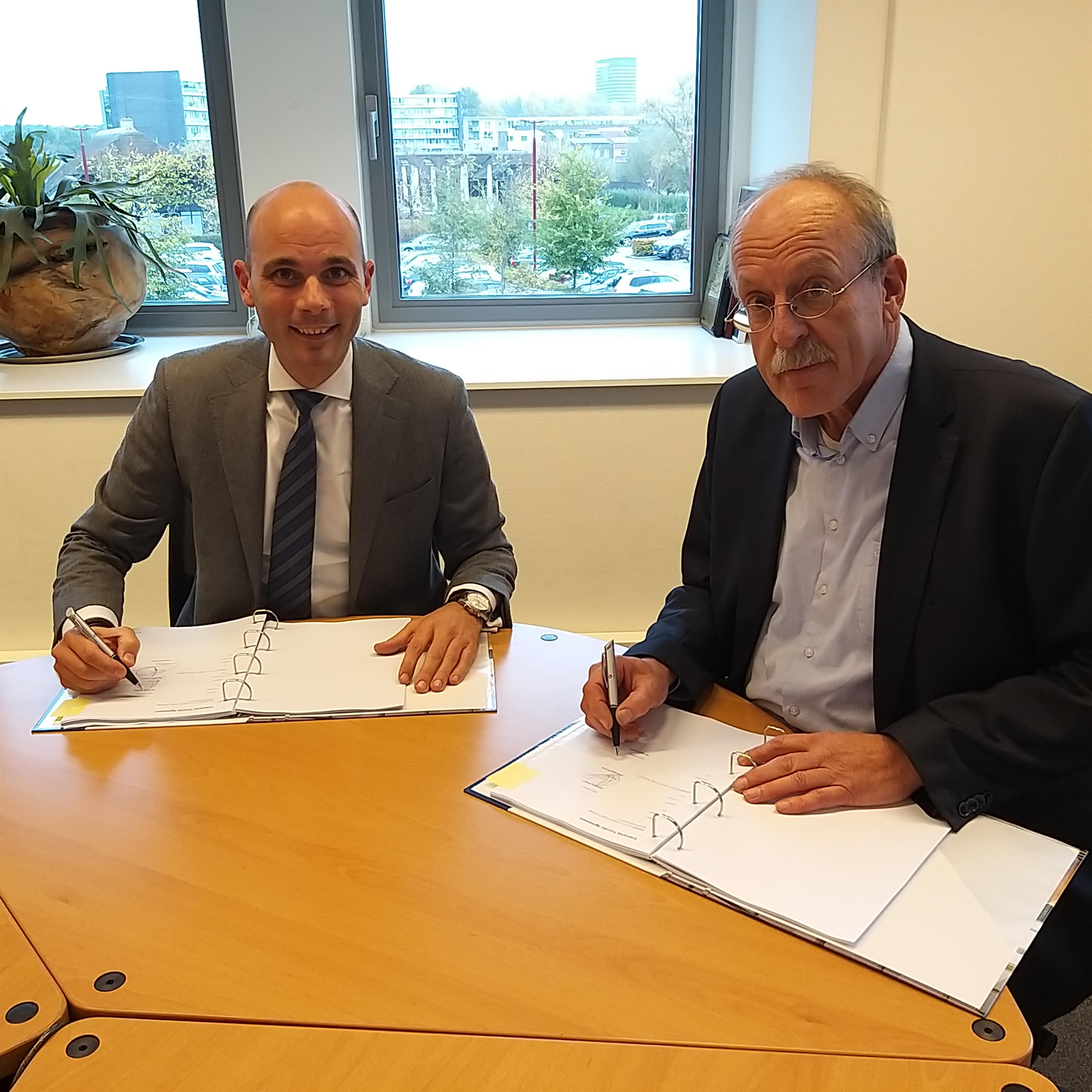 Global Knowledge Managing Director Benelux René Lap tijdens het tekenen van het contract.